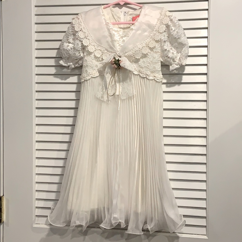 Gorgeous white dress with flower from Monica